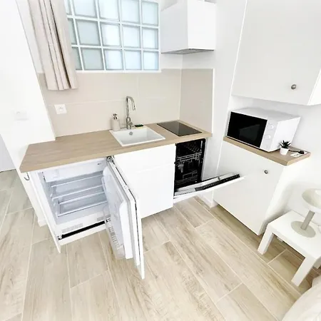 2 Pieces Avec Balcon, Clim Et Parking Au Port De *