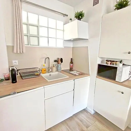 2 Pieces Avec Balcon, Clim Et Parking Au Port De Hyères