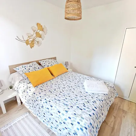 2 Pieces Avec Balcon, Clim Et Parking Au Port De * Hyères