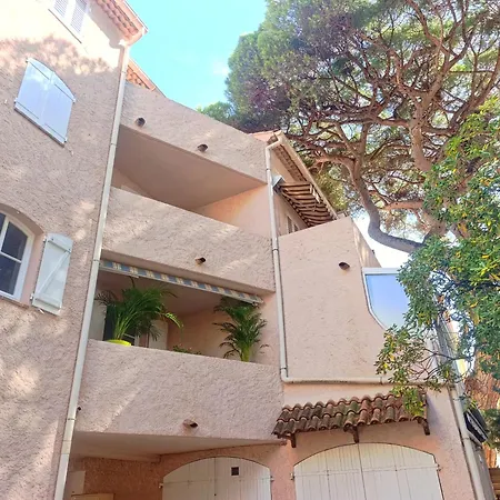 2 Pieces Avec Balcon, Clim Et Parking Au Port De * Hyères