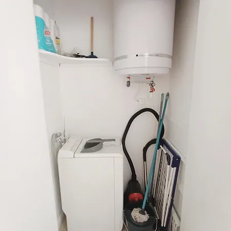 2 Pieces Avec Balcon, Clim Et Parking Au Port De Hyères